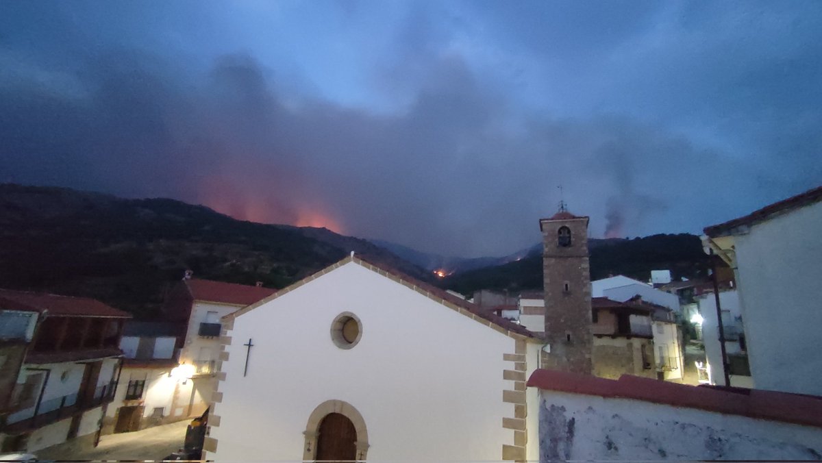 Lenienii's tweet photo. 21:40h #casasdelmonte se van a hacer brigadas de vecinos por si caen pavesas ardiendo en el pueblo. El mismo paisaje nocturno pero avanzando, se va a quemar todo el valle #ifjarilla parece que empieza a llover algo https://t.co/b9poW5Rp9V