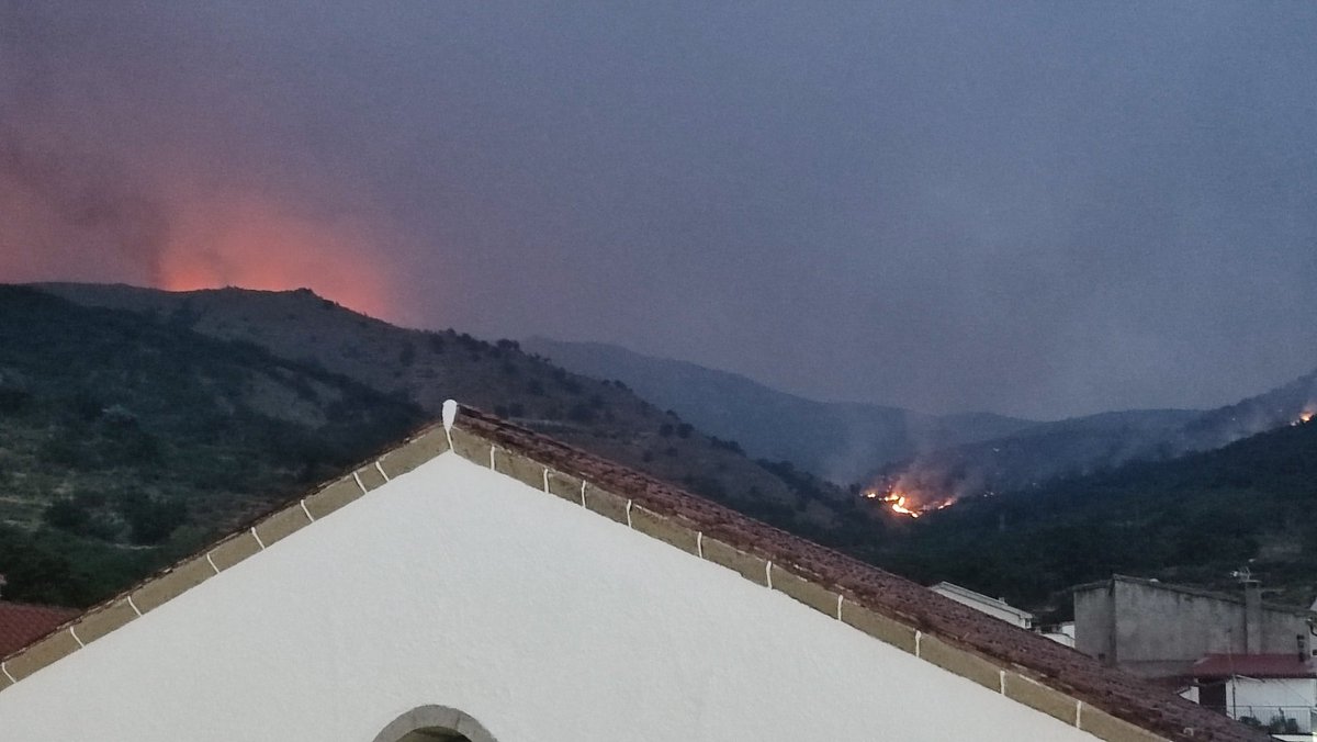 Lenienii's tweet photo. 21:40h #casasdelmonte se van a hacer brigadas de vecinos por si caen pavesas ardiendo en el pueblo. El mismo paisaje nocturno pero avanzando, se va a quemar todo el valle #ifjarilla parece que empieza a llover algo https://t.co/b9poW5Rp9V