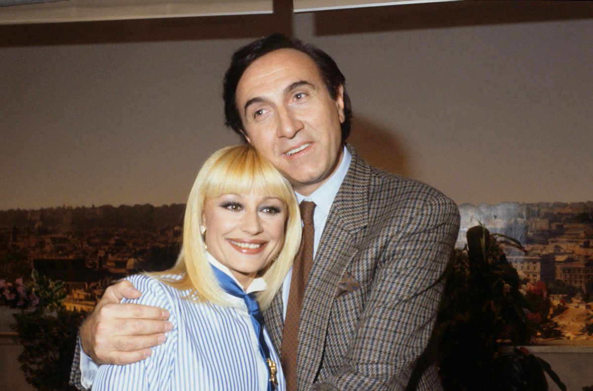 Seppur siano arrivati dopo la nascita della tv, Pippo Baudo e Raffaella Carrà sono stati il papà e la mamma della televisione.
I più grandi di tutti!

#PippoBaudo #RaffaellaCarrà