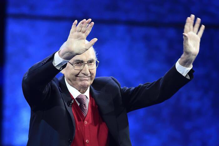 Icona della tv italiana, con la sua voce, la sua passione inesauribile, ci ha fatto compagnia per tanti anni. 

Addio a Pippo Baudo.