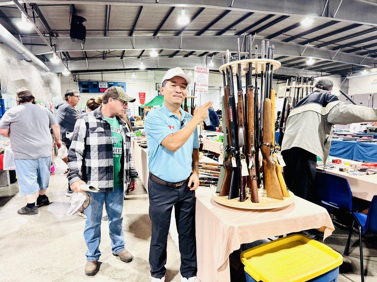 360canada's tweet photo. 42 tuổi mới được cầm cây súng thật 🔫

Mời các bạn đón xem video vào lúc 7h sáng ngày chủ Nhật theo giờ Việt Nam.
6h giờ tối theo giờ Canada 🇨🇦 
16/8/2025( Canada) https://t.co/Ieu5lcH3M3