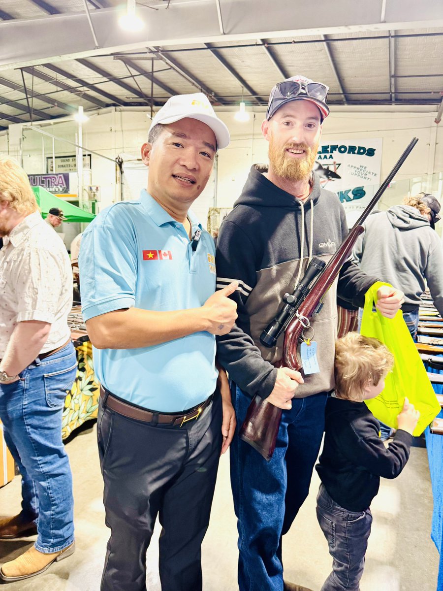 360canada's tweet photo. 42 tuổi mới được cầm cây súng thật 🔫

Mời các bạn đón xem video vào lúc 7h sáng ngày chủ Nhật theo giờ Việt Nam.
6h giờ tối theo giờ Canada 🇨🇦 
16/8/2025( Canada) https://t.co/Ieu5lcH3M3