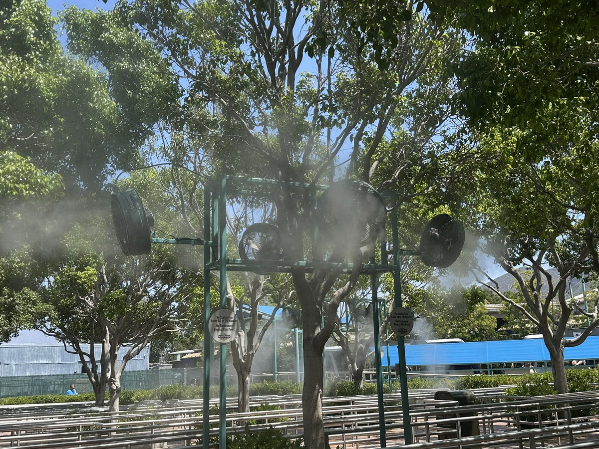 Not too be petty <a href="/Disneyland/">Disneyland Resort</a> but this what y’all missing (Mist fans) and some actual shade 💯🆔…!! This Universal Studios.!!