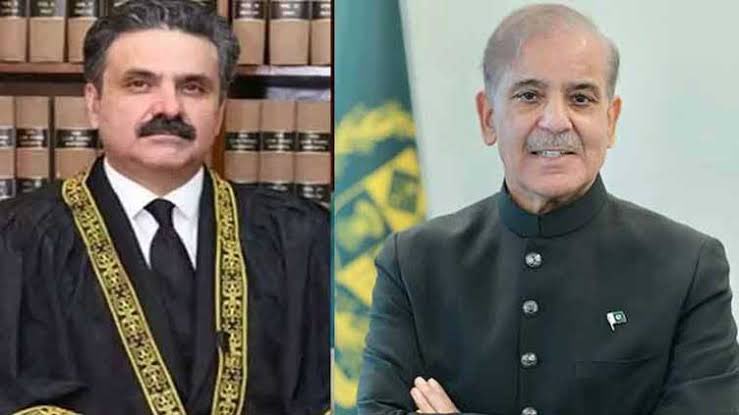 عمران خان معافی مانگ لے تو پھر 9 مئی کوئی جرم نہیں رہے گا ؟اور اگر واقعی یہ اتنا بڑا جرم تھا تو پھر دو لفظوں کی معافی سے اتنا بڑا جرم کیسے ختم ہو سکتا ہے؟
چلیں ایک بات تو ثابت ہوئی کہ جسٹس یحی خان کی عدالتوں کی اوقات کتنی ہے ؟اور فیصلے ان کی عدالتیں نہیں کوئی اور کررہا ہے