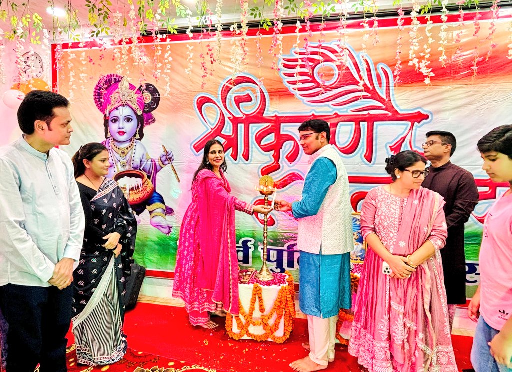 #श्री_कृष्ण_जन्माष्टमी के शुभ अवसर पर पुलिस लाइन गोण्डा में आयोजित सांस्कृतिक कार्यक्रम का मंडलायुक्त देवीपाटन,  <a href="/IGDevipatan/">Range devipatan</a>,<a href="/dmgonda2/">DM Gonda</a> व #SPGonda श्री विनीत जायसवाल द्वारा दीप प्रज्जवलित कर कार्यक्रम का किया शुभारंभ।

#janmashtami2025