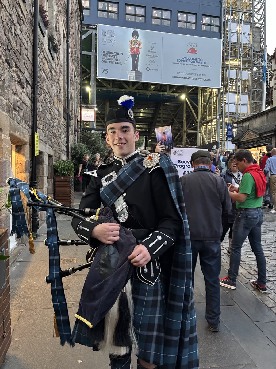 Continibites's tweet photo. Brilliant #Bill @EdinburghTattoo #Thankyou for getting #PipersPackage safe up to the Esplanade for #75Anniversary #Tattoo. You were fabulous (who knew you could fit a treat in your #bagpipes 😂🥰) #Pipers&Drums https://t.co/4MhmTEkUdK