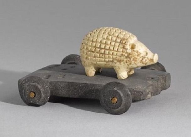 Los arqueólogos dataron la pieza en torno al año 2.000 antes de nuestra era, en plena Edad del Bronce, estaba fabricado en arcilla cocida y conservaba incluso los ejes que permitían moverlo tirando de una cuerda.