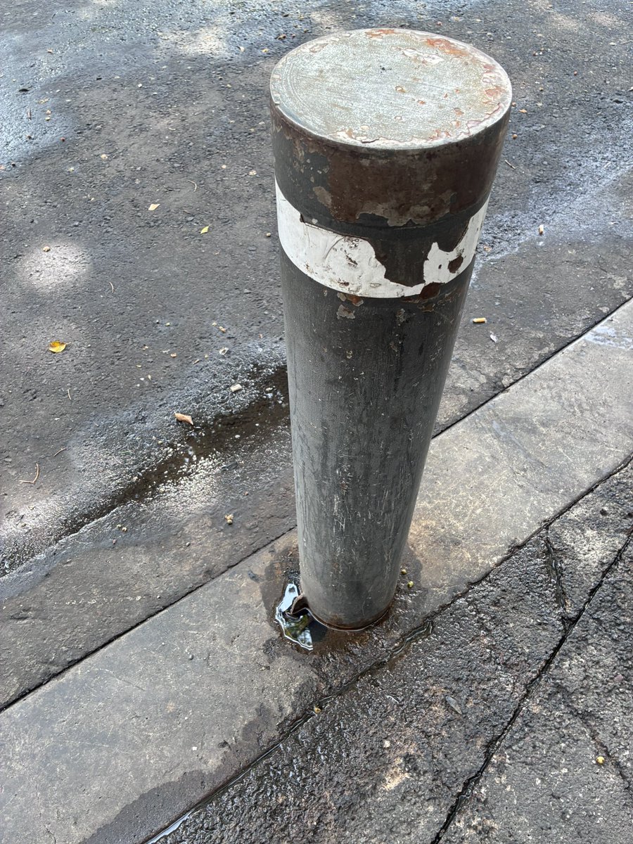 valdesneveu's tweet photo. 🚨 Casi le cae uno de estos postes de acero a nuestro bebé afuera del corporativo @Gentera
👮‍♂️ Inmediata respuesta de los guardias del corporativo: “levántenlo ustedes”.
⚠️ Estos postes se pueden fijar, pero los dejan sueltos por comodidad
¿Qué opinan @BJAlcaldia @accionesBJ ? https://t.co/ZzXO7ZNa0X