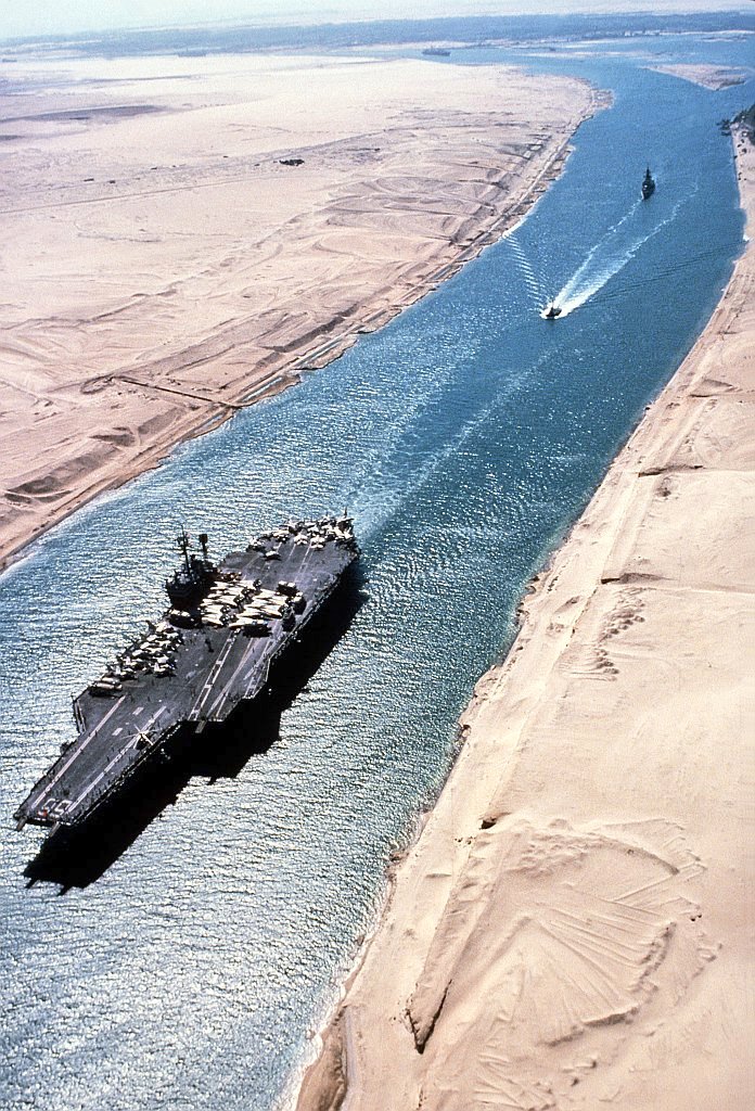 Aircraft carrier

#USSAmerica CV66 (1965-1996)
Kitty Hawk Class

📷 21 October 1981 #SuezCanal

<a href="/USNavy/">U.S. Navy</a> 🇺🇸
