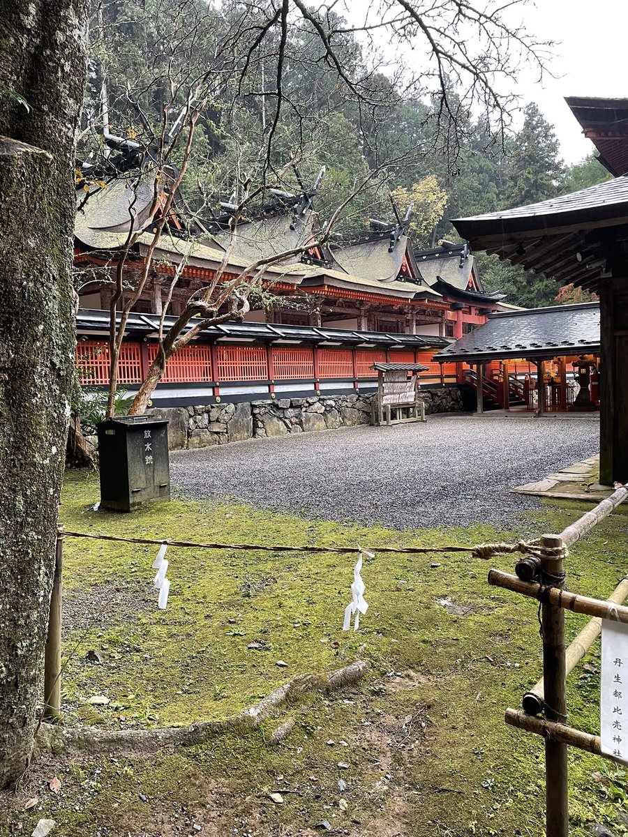 Eri358Uchi's tweet photo. おはようございます。いつもありがとうございます。🙏
和歌山県伊都郡かつらぎ町
丹生都比売神社⛩️さま
古来魔除けとされた赤い顔料「丹」をつかさどり、あらゆる災厄を祓う女神です。感謝です。
#丹生都比売神社
#世界遺産 https://t.co/HOod2UVfE5