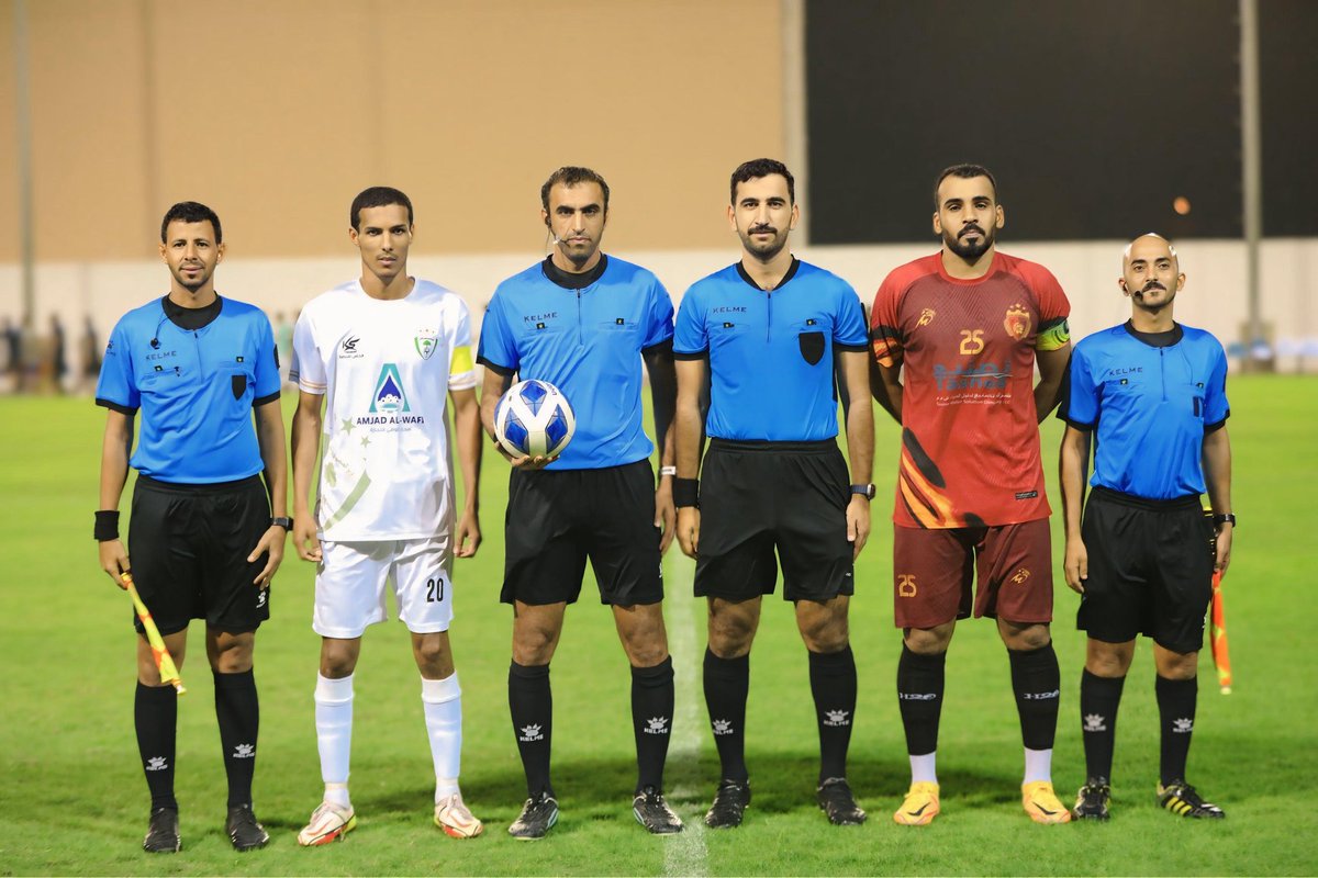 انتهت مباراة المنصور وحدري بلاد في نصف نهائي البطولة الصيفية لنادي الكامل والوافي بفوز حدري بلاد بنتيجة ٣ / ٢ وصعوده للمباراة النهائية لملاقاة فريق الجزيرة. 
#نادي_الكامل_والوافي #شجع_فريقك #البطولة_الصيفية