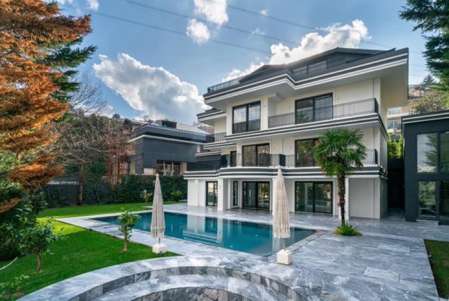 Bu havuzlu tripleks ultra lüks malikane Murat Ongun’un konutuymuş..

Sabah akşam millet aç millet battı millet bitti ülke mahvoldu vs. diye algı yapanlar hayatlarını en zirvede yaşamışlar yaşıyorlar..

Sonra da;
Hak hukuk adalet cart curt..