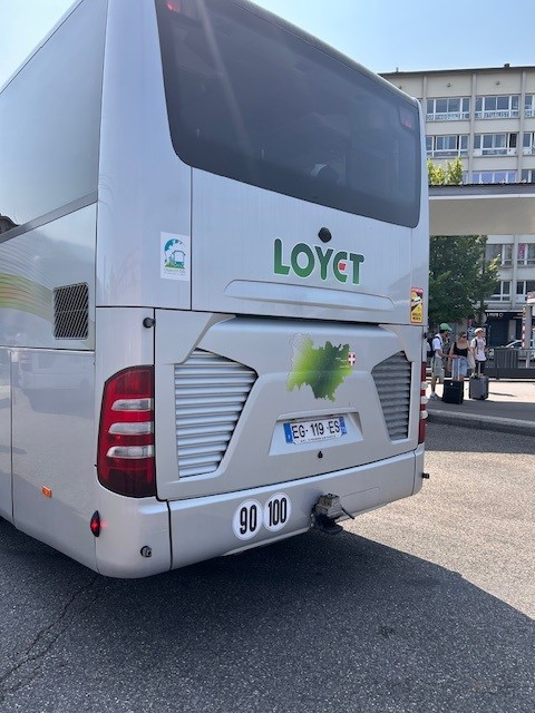LauChiapponi's tweet photo. @SNCFConnect ce matin à Annecy : bus annoncé, bagages chargés/déchargés 3 fois, chauffeurs indifférents, places inexistantes. 32° avec un enfant, TGV en danger. On finit en Uber. Payé pour quoi exactement ? @SNCFConnect @SNCFVoyageurs @GroupeSNCF @JPFarandou @PhilippeTabarot https://t.co/vqHjJfczfY