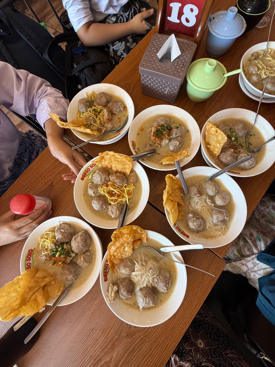 tooekis's tweet photo. Surabaya dayum… seminggu jadi maba = seminggu jadi full time food explorer https://t.co/I6twu8Q7da