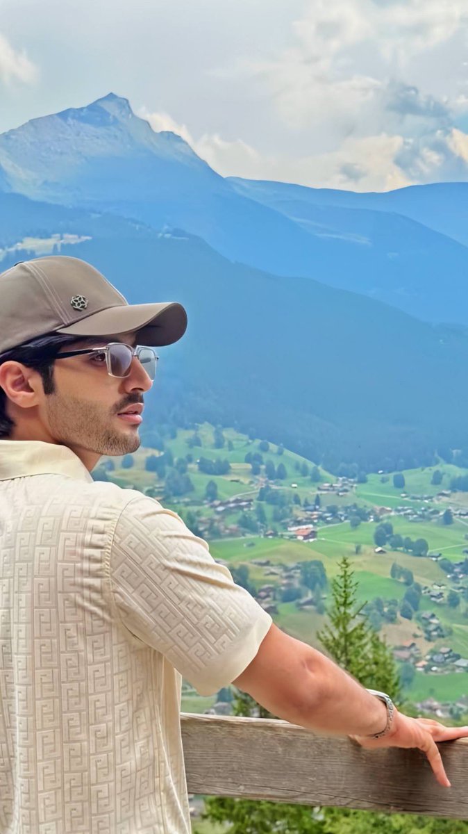 وقف على حافة العالم.. يتأمل واديًا أخضر يحتضنه السكون، وجبالًا شامخة تهمس للغيم؛ كأن الطبيعة كلها تنصت لنبض قلبه الأبيض🤍👑
#منصور_ال_زايد