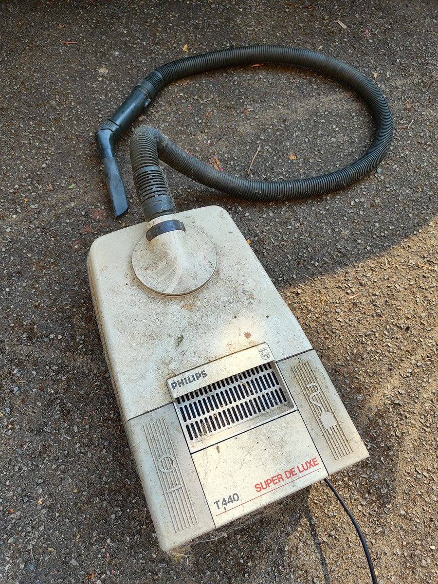 Toutes les armes devraient être comme mon aspirateur <a href="/Philips/">Philips</a> T440 Super de Luxe : toujours aussi efficace et increvable après des dizaines d'années à être trimballé partout, à subir des mauvais traitements sans être jamais entretenu. Même l'enrouleur marche comme au premier