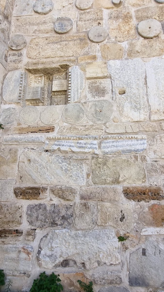 Bir devşirme malzeme cümbüşü olarak Sinop Tarihi Cezaevi, İç kale.. Müze gibi duvarlar..