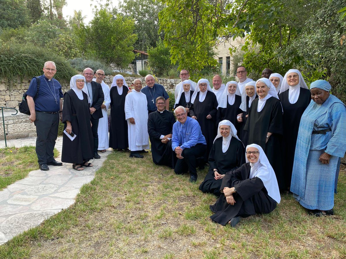 XofLeSourt's tweet photo. Début de la visite fraternelle de la présidence @Eglisecatho en Terre Sainte. Avec un temps de rencontre et d’échanges avec la communauté monastique d’Abu Gosh. Durant cinq jours, la délégation résidera dans la vieille Ville de Jérusalem. https://t.co/979x4oRwL9