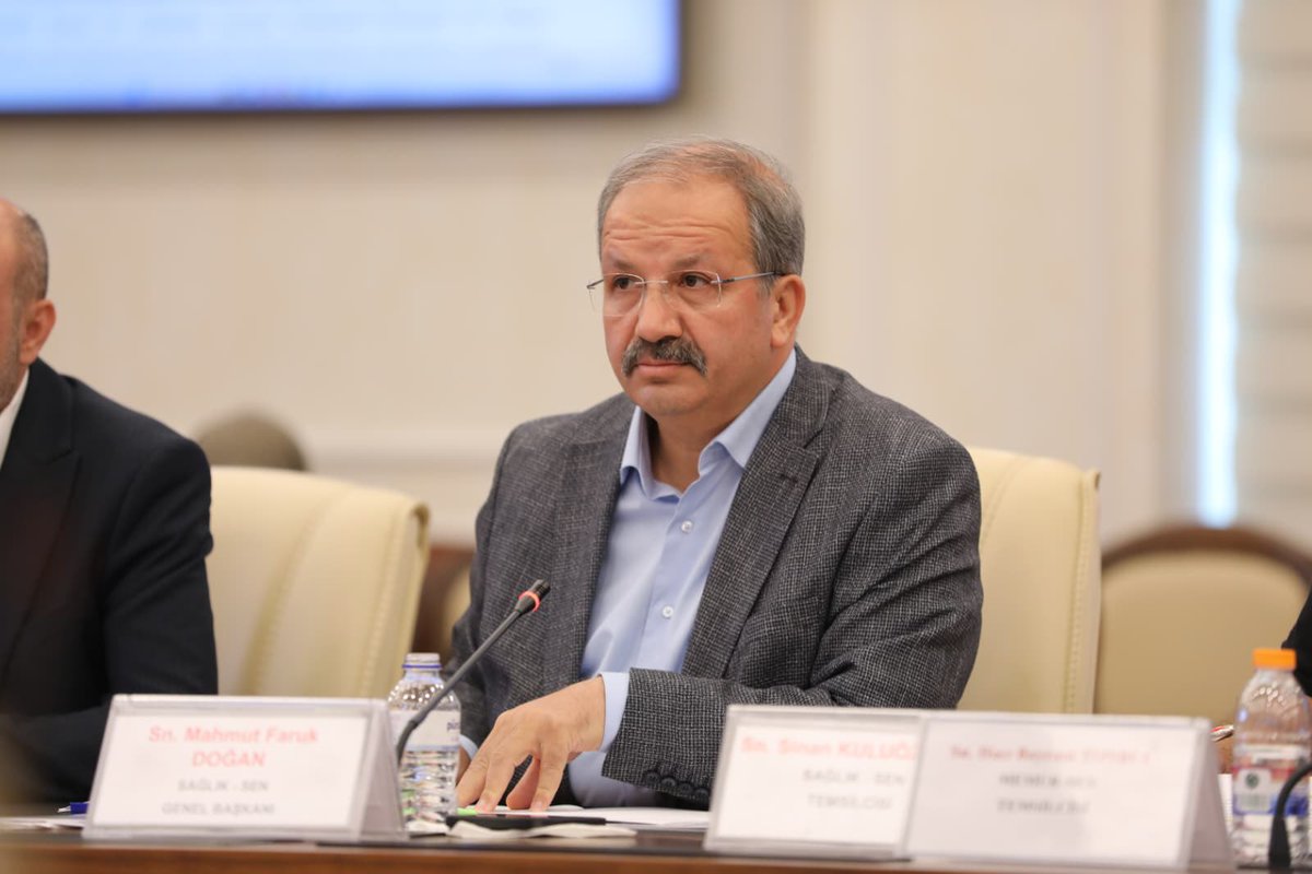 SSMahmutFaruk's tweet photo. 8. Dönem Toplu Sözleşme sürecinde sağlık ve sosyal hizmet kolunda müzakeremizi gerçekleştirdik.

Sürece; yönetim kurulu üyelerimiz, hekim komisyonumuz ve mevzuat uzmanlarımızla katıldık.

Emeğin hakkı için mücadelemizi kararlılıkla sürdürüyoruz.

#1000TLyeNeEder https://t.co/dIGJFKmKex