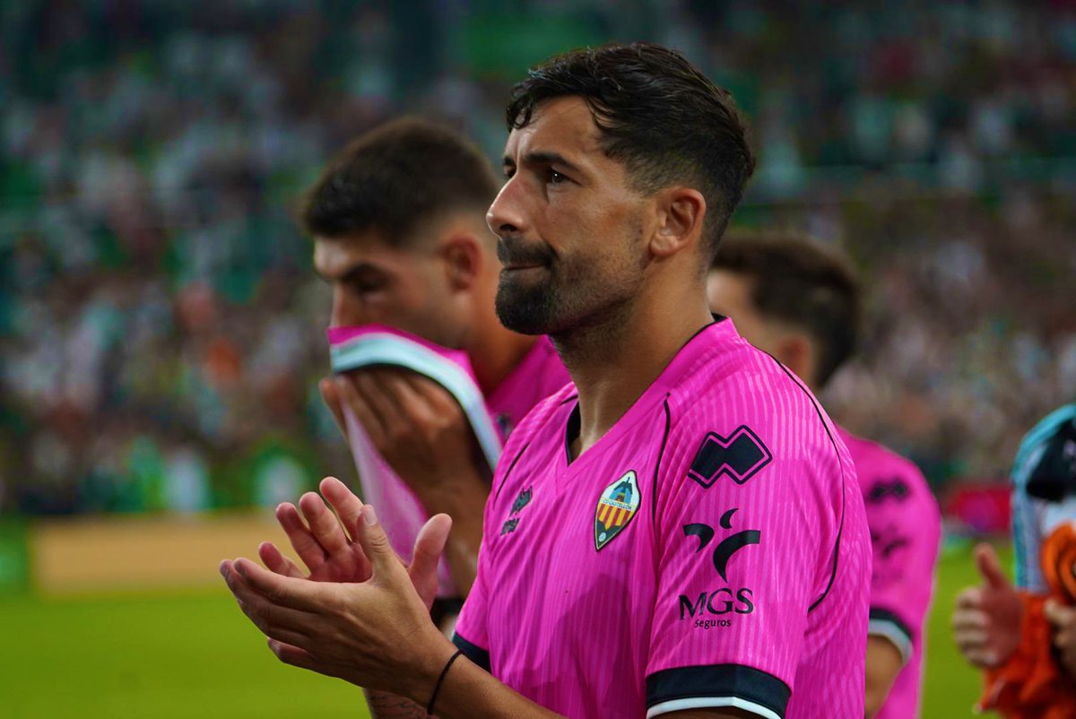 Quiero pedir disculpas a mis compañeros y a la afición por haber dejado al equipo con uno menos. Gracias por estar siempre en las buenas y en las malas; juntos vamos a seguir luchando por lo que viene.
  
PPO🤍🖤 <a href="/CDCastellon/">CD Castellón</a>