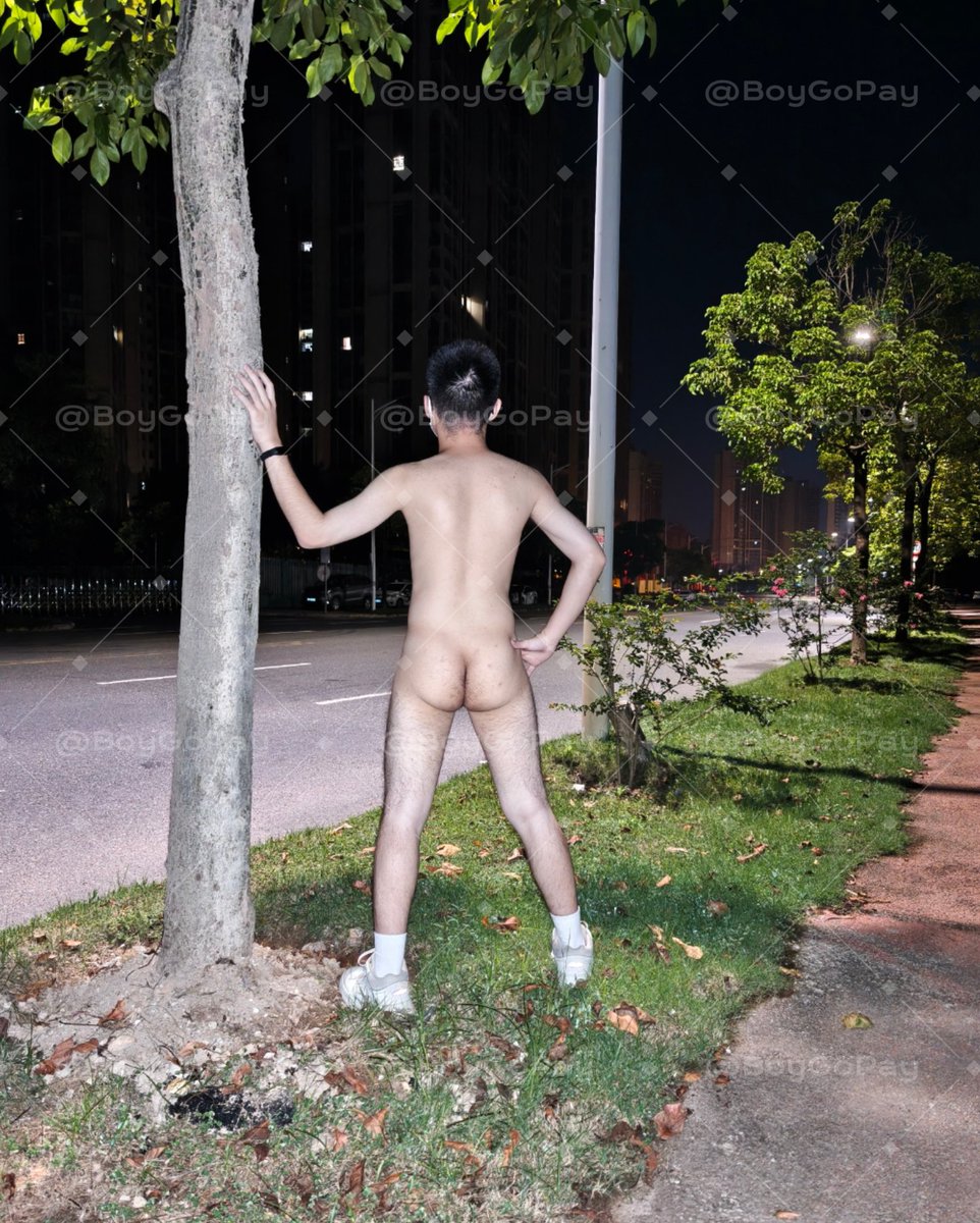 BoyGopay's tweet photo. 深夜的道路，有骚狗出没🥵
#野裸露出 #暴露野裸 #户外 #户外野裸 #天体暴露 #路边暴露 #裸体 #骚狗 https://t.co/FCCMjoPqkx