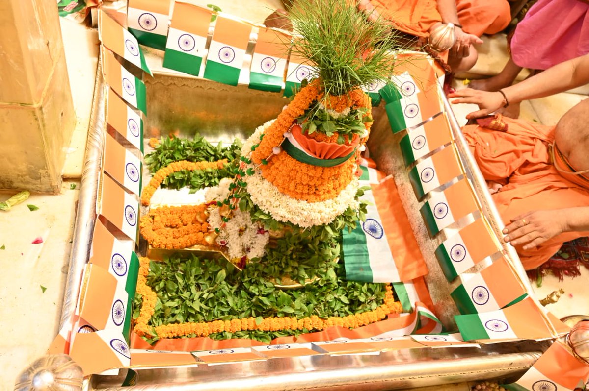 TraditionalVar1's tweet image. हमेशा की तरह #बनारस ने अपने अंदाज में #स्वतंत्रतादिवस2025  मनाया।
तिरंगा फहराना,तिरंगे की टोपी पहनना या #तिरंगी_बर्फी खाना और बांटना यही अधिकतर देखने को मिला,कुछ मंदिरों में लोगों ने मूर्ति का श्रृंगार #तिरंगे से किया। 
#15august2025  के साथ ही लोग #कृष्णजन्माष्टमी के में लग गए