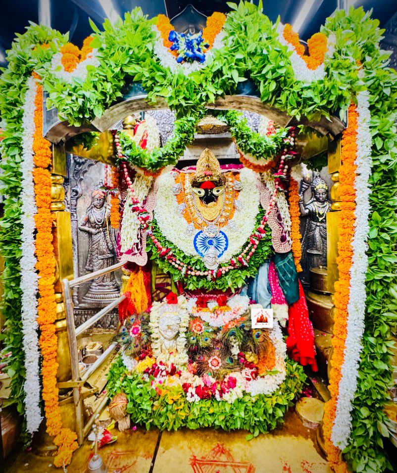 TraditionalVar1's tweet image. हमेशा की तरह #बनारस ने अपने अंदाज में #स्वतंत्रतादिवस2025  मनाया।
तिरंगा फहराना,तिरंगे की टोपी पहनना या #तिरंगी_बर्फी खाना और बांटना यही अधिकतर देखने को मिला,कुछ मंदिरों में लोगों ने मूर्ति का श्रृंगार #तिरंगे से किया। 
#15august2025  के साथ ही लोग #कृष्णजन्माष्टमी के में लग गए