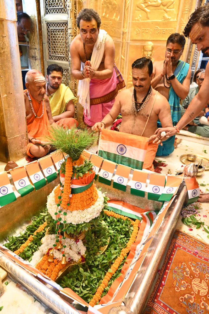 TraditionalVar1's tweet image. हमेशा की तरह #बनारस ने अपने अंदाज में #स्वतंत्रतादिवस2025  मनाया।
तिरंगा फहराना,तिरंगे की टोपी पहनना या #तिरंगी_बर्फी खाना और बांटना यही अधिकतर देखने को मिला,कुछ मंदिरों में लोगों ने मूर्ति का श्रृंगार #तिरंगे से किया। 
#15august2025  के साथ ही लोग #कृष्णजन्माष्टमी के में लग गए