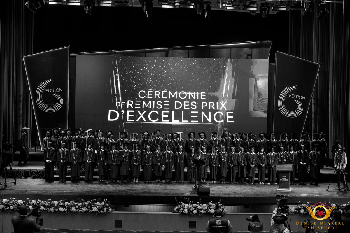 Deux jours après, l’émotion reste intacte…

Le 14 août 2025, ils ont fait leur entrée, majestueux, sur une scène imaginée comme le trophée Excellentia. Un détail technique qui n’a échappé à personne.

Sur l’Hymne Excellentia, 206 boursiers, de trois programmes confondus, se sont