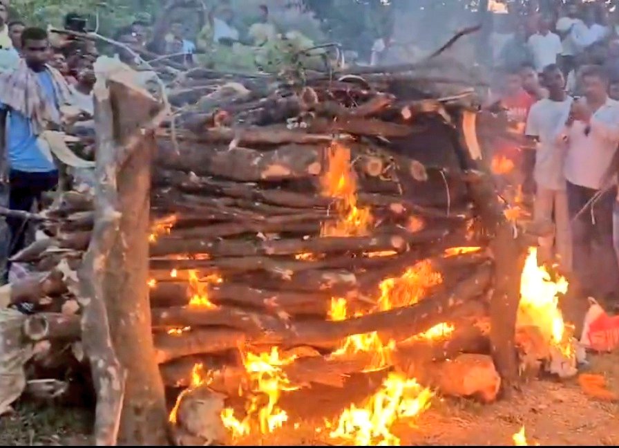 पहले बाबा दिशोम गुरुजी ने सशरीर हमारा साथ छोड़ा और अब रामदास दा भी हमारे साथ नहीं है। यह पल मेरे लिए अत्यंत पीड़ादायक है। आज हमारे राज्य के नौनिहाल भी उदास होंगे कि उनके शिक्षा मंत्री रामदास चाचा अब इस दुनिया में नहीं रहे।
झामुमो परिवार के एक मजबूत स्तंभ के रूप में स्व रामदास दा