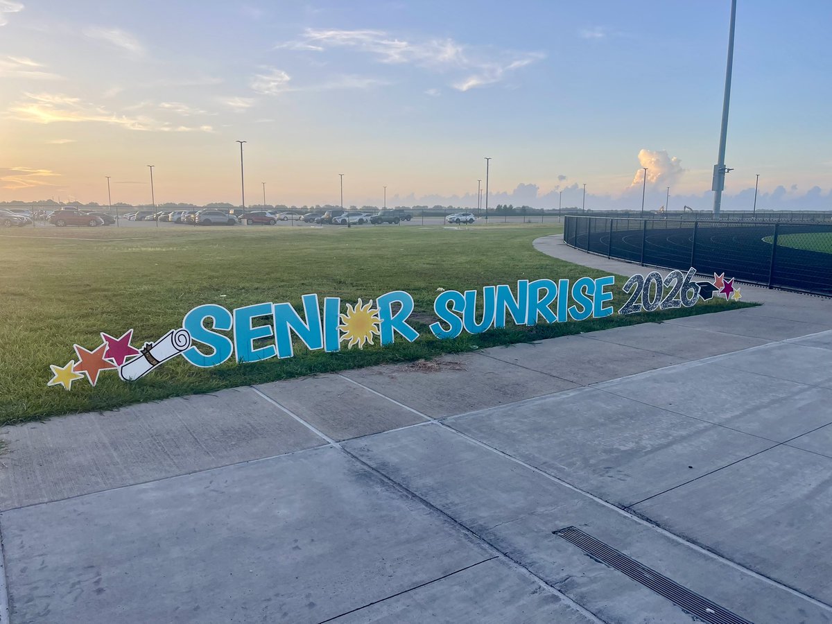 CoachDMcNeal's tweet photo. From Senior Sunrise to Friday Night Lights XC style! 🏃🏽♀️🏃🏽Great end to a fast and furious first week of school😅 #SilverTrackPride https://t.co/eY0XBoxlx2