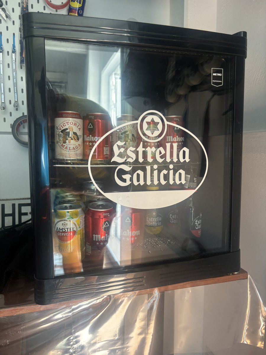 avitbox's tweet image. cuando tienes un frigo de @estrellagalicia y tienes de todas las marcas para llenarlo menos la suya.