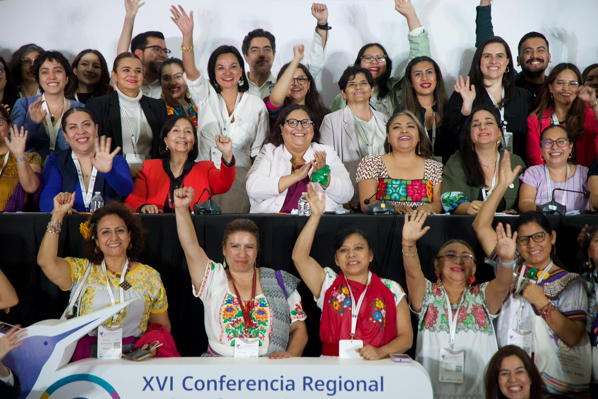 🤝 Se adoptó el #CompromisodeTlatelolco en la XVI Conferencia Regional sobre la Mujer.
Fue un orgullo encabezar esta negociación donde prevaleció el diálogo y la voluntad de nuestra región de ser ejemplo en el reconocimiento de los cuidados como pilar de la igualdad de género💜✨