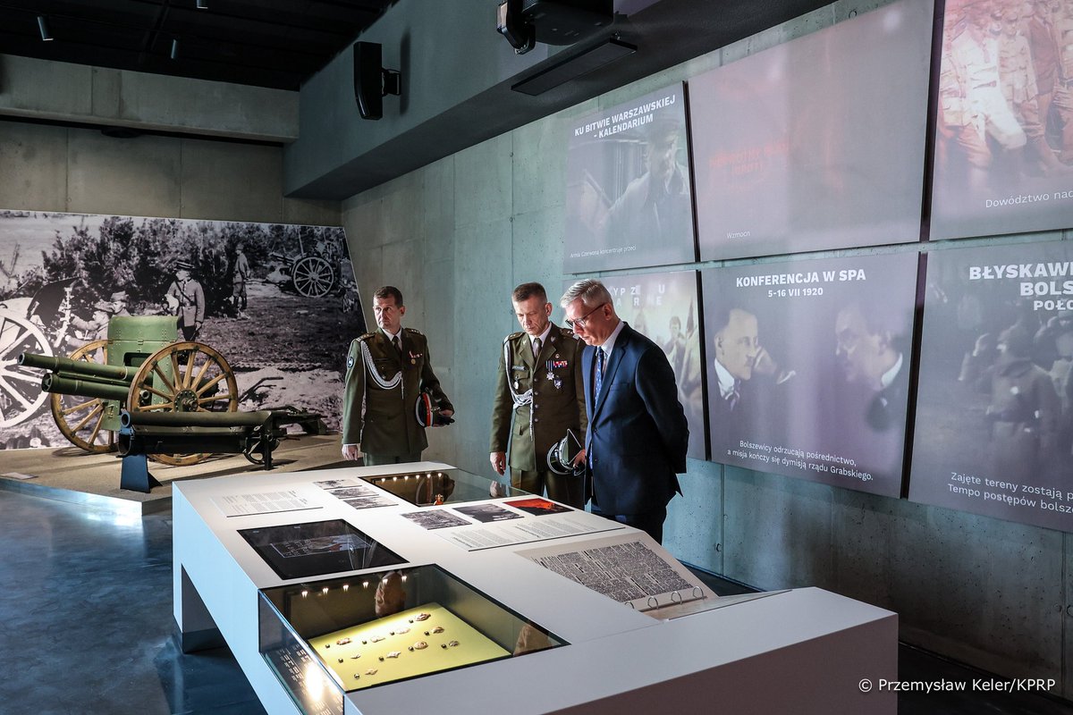 BBN_PL's tweet photo. Świętując otwarcie tego muzeum nie tylko oddajemy hołd obrońcom naszej Ojczyzny, ale wspólnie stawiamy bardzo ostrą granicę między obroną cywilizacji, Polski, państwa polskiego, praw człowieka, demokracji, wolności jednostki a barbarzyństwem sowieckim, bolszewickim, dzisiaj rosyjskim, tym co jest zniewoleniem i śmiercią dla narodów - mówił Szef BBN Sławomir @Cenckiewicz, który reprezentował Prezydenta @NawrockiKn podczas uroczystości otwarcia Muzeum Bitwy Warszawskiej 1920 r. w Ossowie.

Muzeum powstało na historycznym terenie, gdzie w sierpniu 1920 r. toczyły się walki w obronie stolicy podczas wojny polsko-bolszewickiej. Zwycięstwo pod Ossowem jest uznawane za jeden z przełomowych momentów bitwy o Warszawę. Bitwa warszawska 1920 r. to największe militarne zwycięstwo Polski od czasów wiktorii wiedeńskiej w 1683 r. Na pamiątkę bitwy obchodzimy Święto Wojska Polskiego.