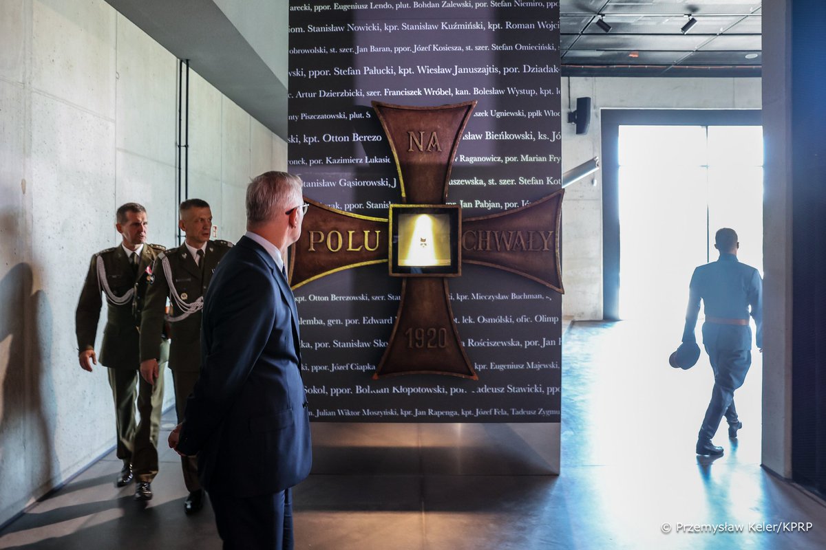 BBN_PL's tweet photo. Świętując otwarcie tego muzeum nie tylko oddajemy hołd obrońcom naszej Ojczyzny, ale wspólnie stawiamy bardzo ostrą granicę między obroną cywilizacji, Polski, państwa polskiego, praw człowieka, demokracji, wolności jednostki a barbarzyństwem sowieckim, bolszewickim, dzisiaj rosyjskim, tym co jest zniewoleniem i śmiercią dla narodów - mówił Szef BBN Sławomir @Cenckiewicz, który reprezentował Prezydenta @NawrockiKn podczas uroczystości otwarcia Muzeum Bitwy Warszawskiej 1920 r. w Ossowie.

Muzeum powstało na historycznym terenie, gdzie w sierpniu 1920 r. toczyły się walki w obronie stolicy podczas wojny polsko-bolszewickiej. Zwycięstwo pod Ossowem jest uznawane za jeden z przełomowych momentów bitwy o Warszawę. Bitwa warszawska 1920 r. to największe militarne zwycięstwo Polski od czasów wiktorii wiedeńskiej w 1683 r. Na pamiątkę bitwy obchodzimy Święto Wojska Polskiego.