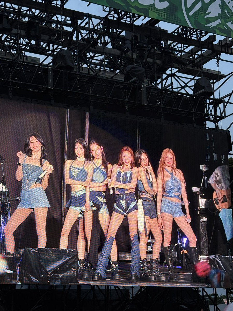 Cara eu tenho que dar os meus parabéns pro estilista da meninas os looks delas mais uma vez BELÍSSIMOS