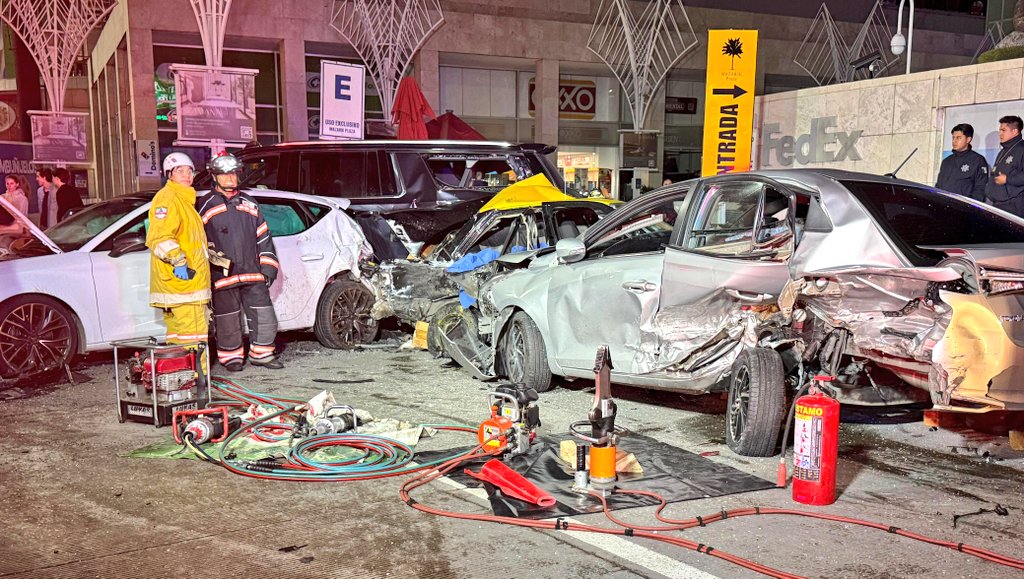 pepelemini's tweet photo. 🚑⛑️ Esta madrugada, derivado de una colisión entre 6 automóviles, personal de #RescateUrbano de @CruzRojaPuebla logró la liberación de una persona atrapada en un taxi; lamentablemente perdió la vida.

📍 El suceso ocurrió sobre #VíaAtlixcáyotl, a la altura de #PlazaMazarik. https://t.co/2js07435lS