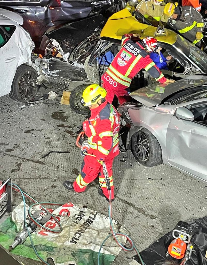 pepelemini's tweet photo. 🚑⛑️ Esta madrugada, derivado de una colisión entre 6 automóviles, personal de #RescateUrbano de @CruzRojaPuebla logró la liberación de una persona atrapada en un taxi; lamentablemente perdió la vida.

📍 El suceso ocurrió sobre #VíaAtlixcáyotl, a la altura de #PlazaMazarik. https://t.co/2js07435lS
