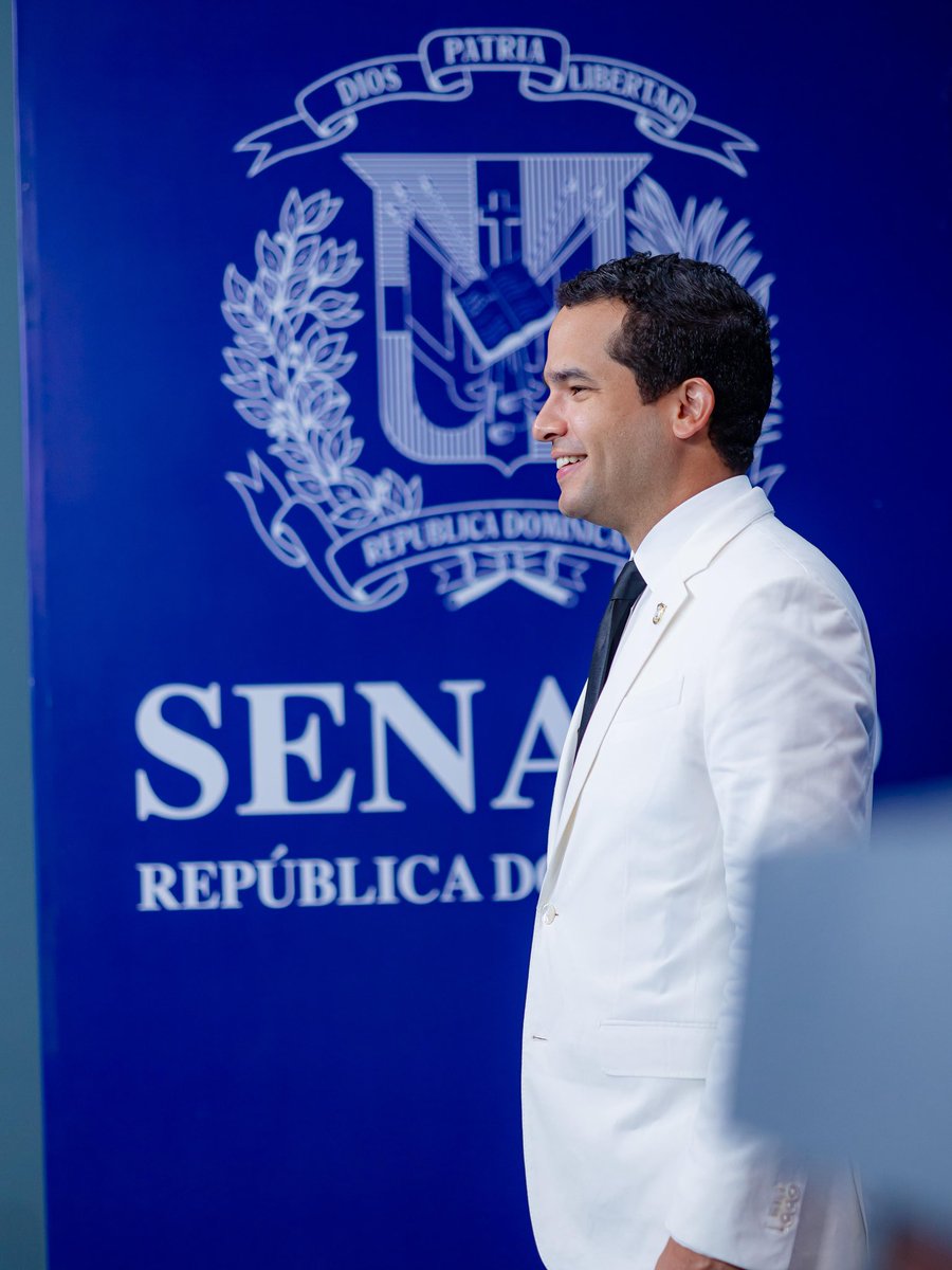 Hoy cumplo un año como senador de la República, más inspirado y enfocado que nunca.

A seguir dándolo todo en esta nueva legislatura. Firme en mi compromiso con la Patria. 🇩🇴
