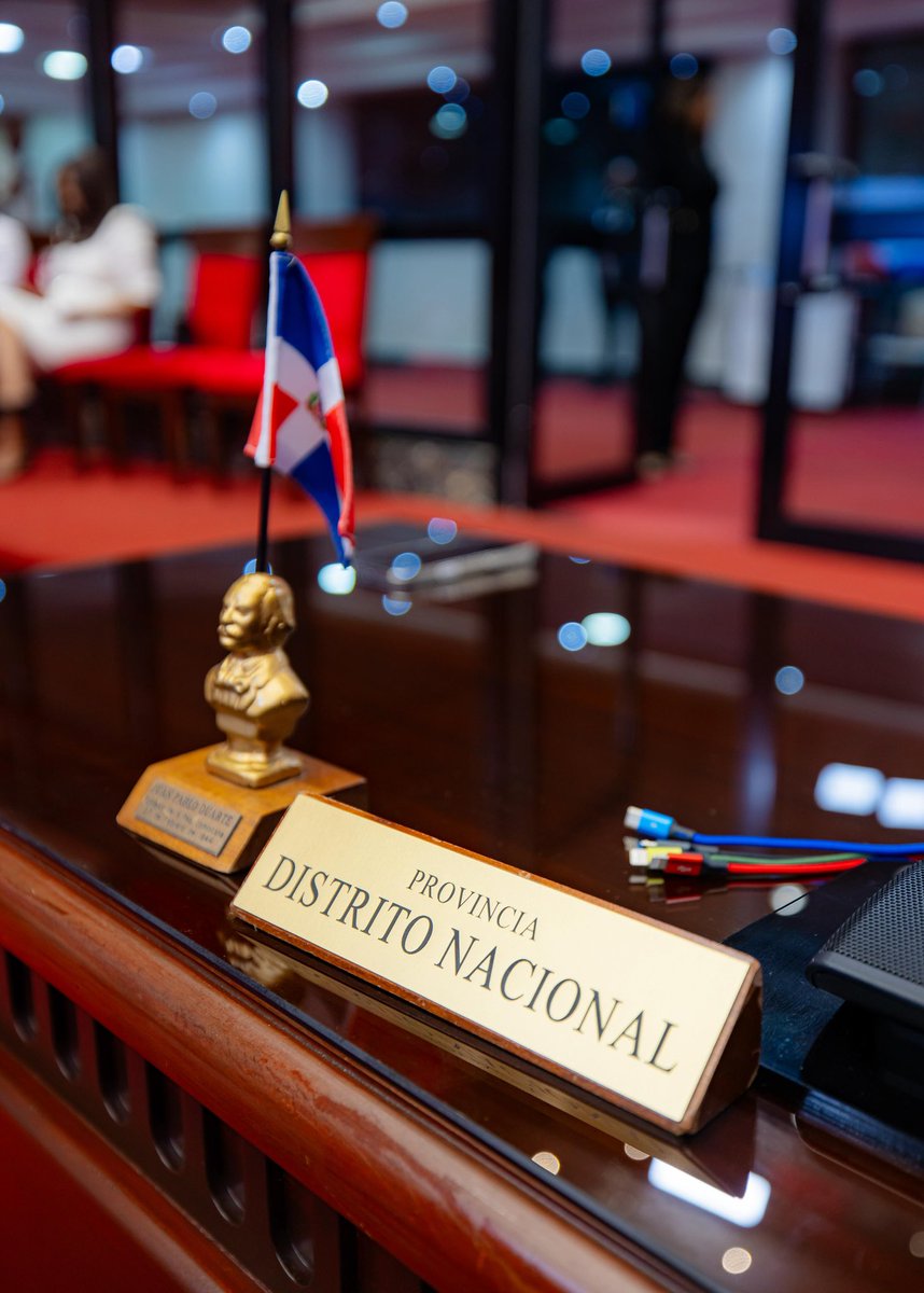 OmarLFernandez's tweet photo. Hoy cumplo un año como senador de la República, más inspirado y enfocado que nunca.

A seguir dándolo todo en esta nueva legislatura. Firme en mi compromiso con la Patria. 🇩🇴 https://t.co/jrPPZEgdME