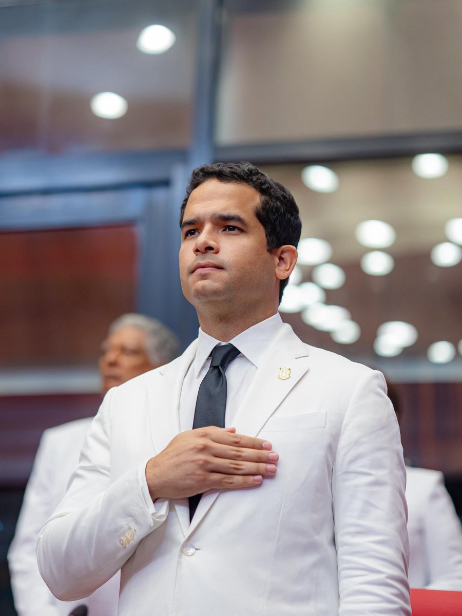 OmarLFernandez's tweet photo. Hoy cumplo un año como senador de la República, más inspirado y enfocado que nunca.

A seguir dándolo todo en esta nueva legislatura. Firme en mi compromiso con la Patria. 🇩🇴 https://t.co/jrPPZEgdME