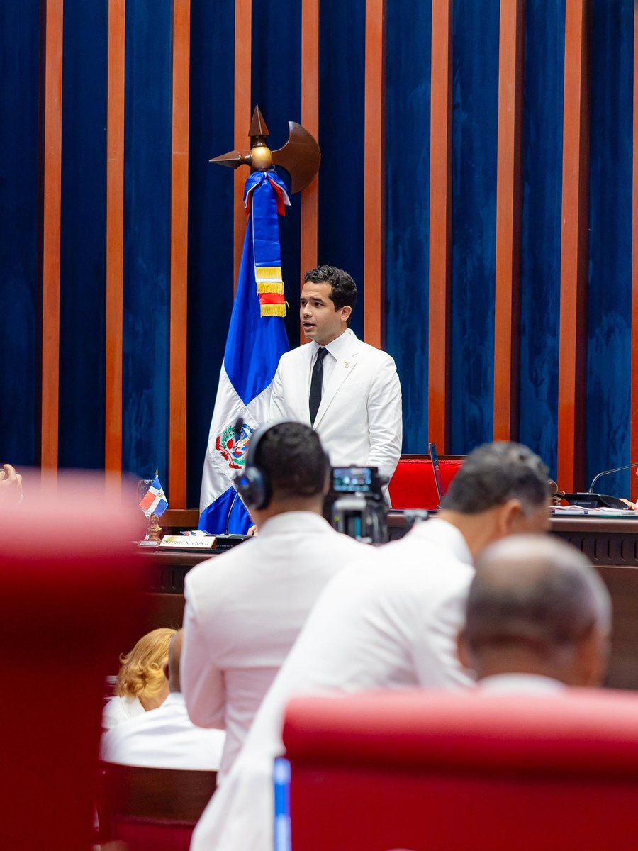 OmarLFernandez's tweet photo. Hoy cumplo un año como senador de la República, más inspirado y enfocado que nunca.

A seguir dándolo todo en esta nueva legislatura. Firme en mi compromiso con la Patria. 🇩🇴 https://t.co/jrPPZEgdME