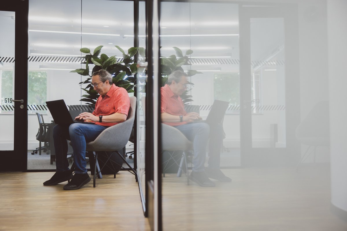 mantlespace's tweet image. A quiet corner is sometimes all you need to gather your thoughts, take a breath, or power through a big task in peace.

Space that Works. 

#ProductiveSpaces #MantleLife