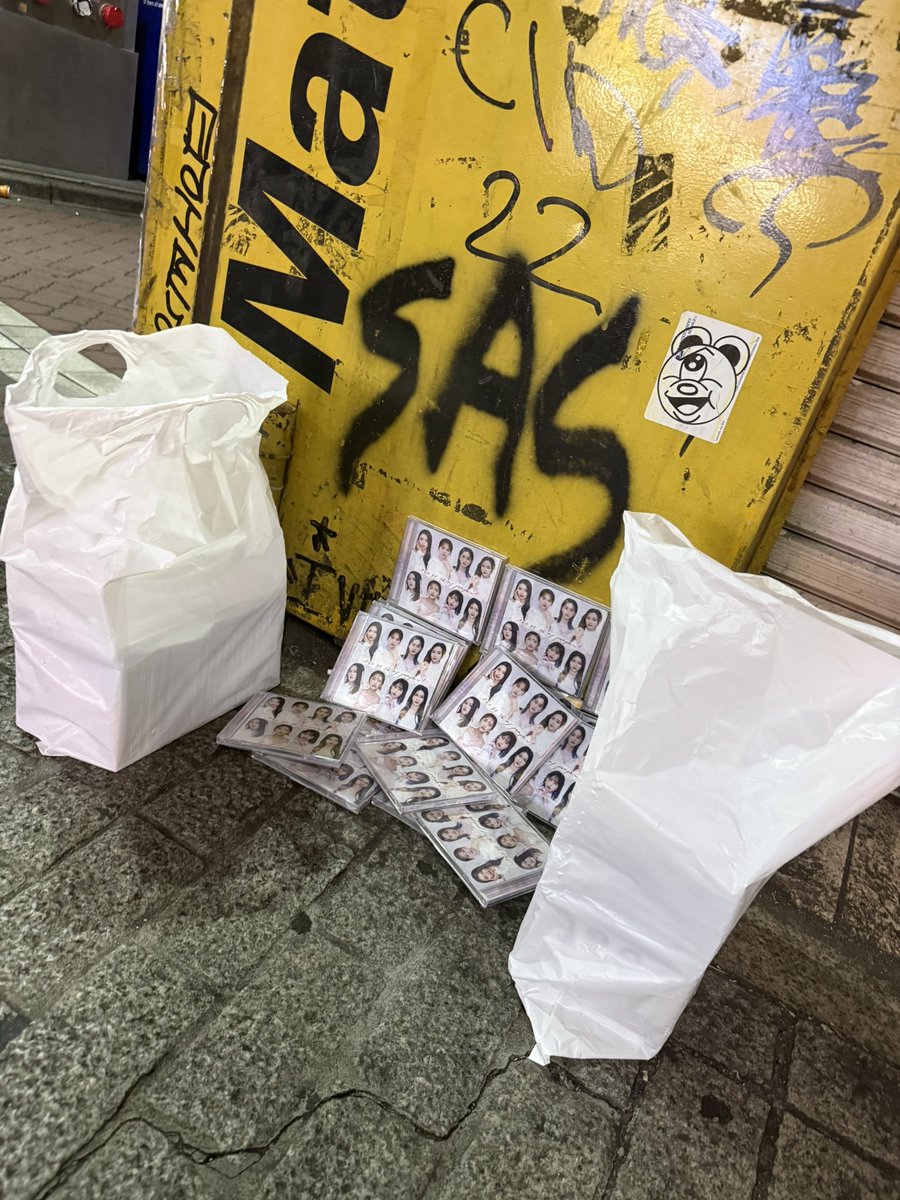 KTPY_py's tweet photo. AKBのCD捨てられてる😂😂

#AKB48 https://t.co/cLfu9C0Frv
