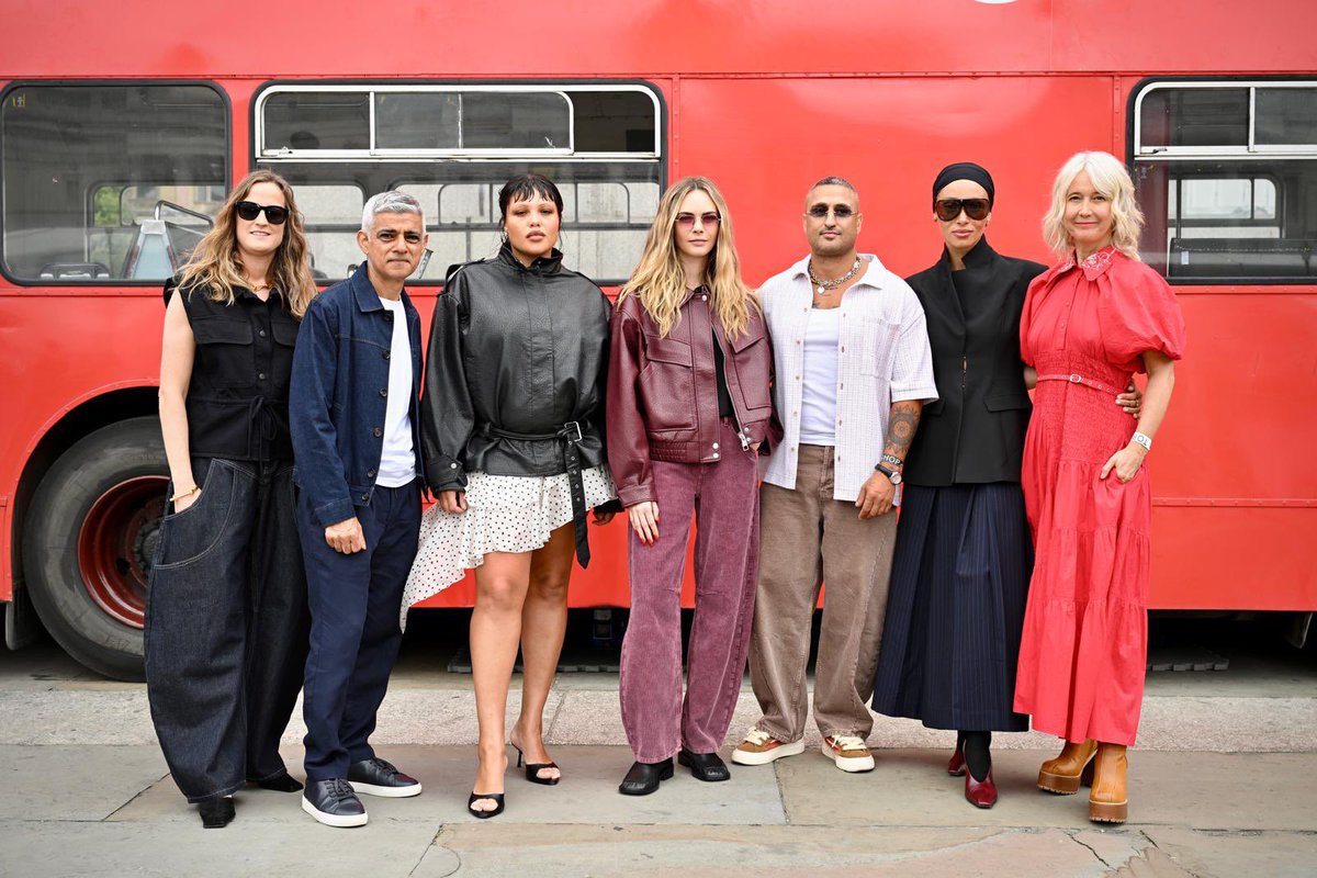 SadiqKhan's tweet photo. Topshop is back! Today Trafalgar Square was transformed in celebration of a bold new era for the iconic British fashion brand.
Yet another boost to our capital’s position at the forefront of global fashion. https://t.co/7qXAtdSoY8