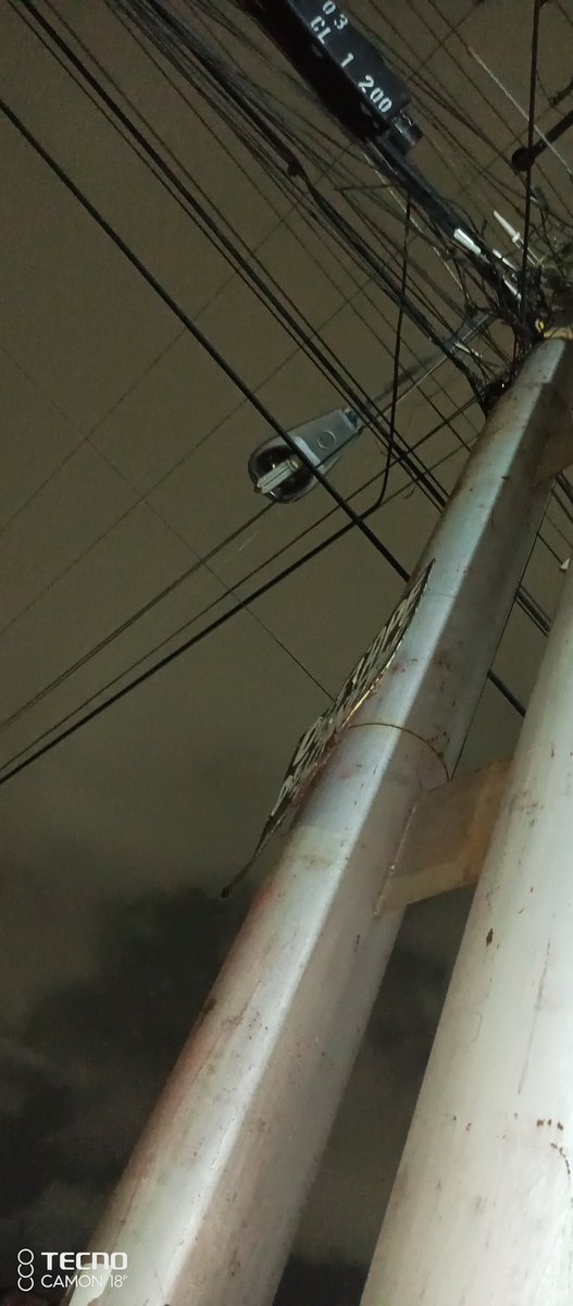 ajgm0819's tweet photo. #Denuncia #Aragua #Maracay #LaBarraca A Oscuras las Calles 12 y 99 de la Urbanización la Barraca, son Innumerables las denuncias que se han Realizado por la Aplicación @venappsocial y @CorpoelecAragua para que atienda las mas de 12 Luminarias que están Dañadas @alcaldiadgirardot https://t.co/dp9pNhTCOA
