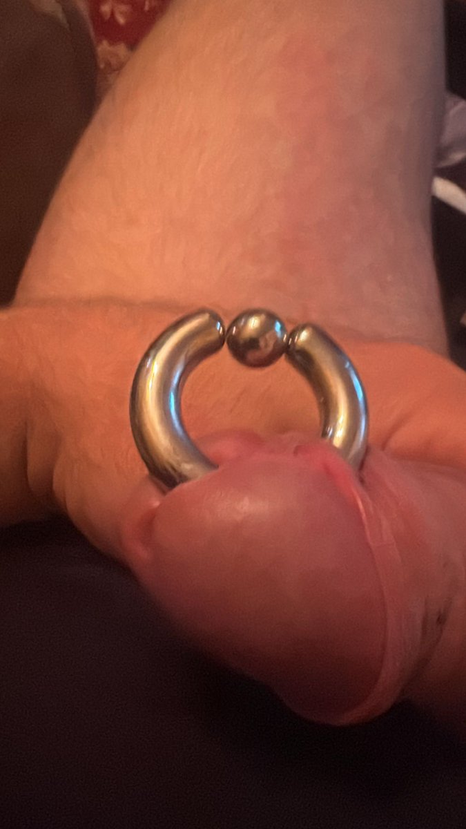 Neuen Prinz Albert 8mm dick und 22mm im Durchmesser. Jetzt werden gerade die Nippel auf 2mm gedehnt. Bis wir bei 8mm plus ankommen,
#bdsm #submissive #slave #domina #maso