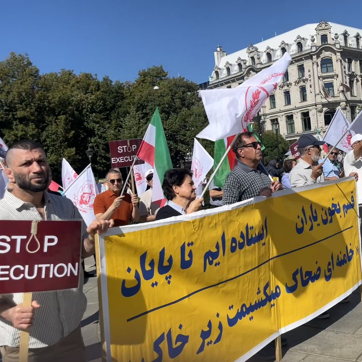 امروز مقابل پارلمان نروژ همراه با یاران مقاومت!
#نه_به_اعدام #نه_شاه_نه_شیخ #ئازادی ☀️
صدای #شریفه_محمدی ❤️ باشیم