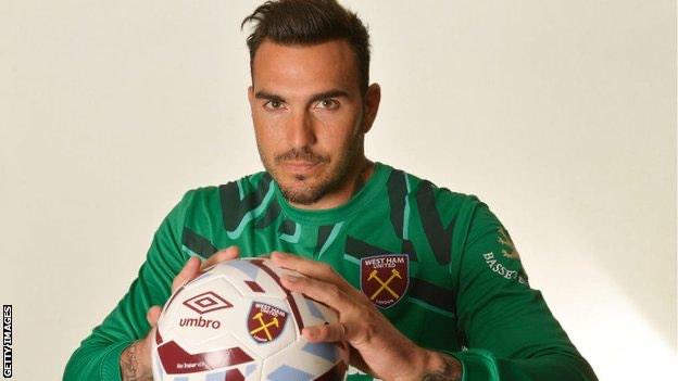 VincentWhite78's tweet photo. @WestHam Bring him home https://t.co/rdwyhngPqy