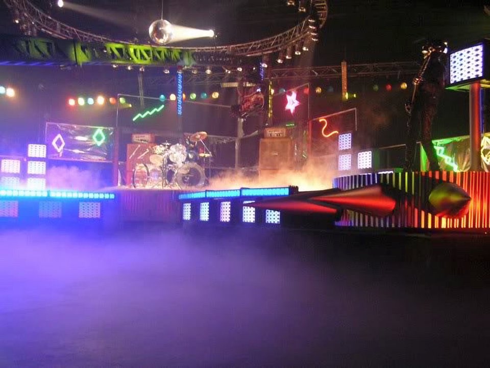 DaftClubHQ's tweet image. Spikes, leather, and neon: all the makings of a classic rock ’n’ roll MV. 🤖🎸

Behind the scenes of the famous Robot Rock music video.